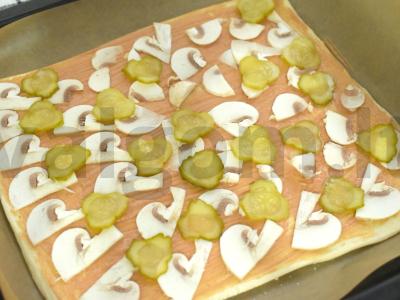 Pica su marinuotais agurkais ir grybais ant sluoksniuotos tešlos Žingsnis 3