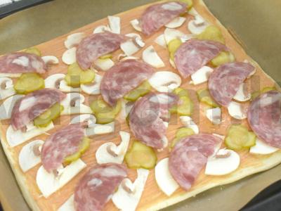 Pica su marinuotais agurkais ir grybais ant sluoksniuotos tešlos Žingsnis 4