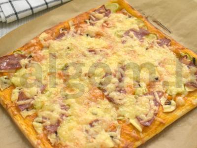 Pica su marinuotais agurkais ir grybais ant sluoksniuotos tešlos Žingsnis 6