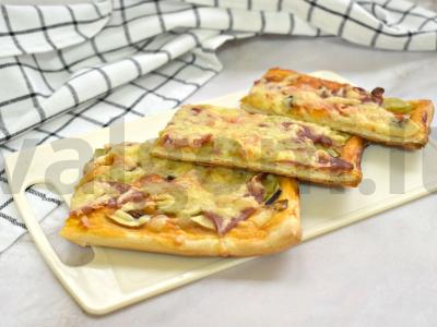 Pica su marinuotais agurkais ir grybais ant sluoksniuotos tešlos pagrindine nuotrauka