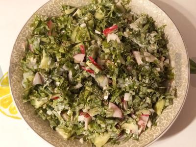 Pavasario salotos su kiaulpienių lapais pagrindine nuotrauka