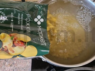 Sultinga makaronų patiekalas su dešrelėmis ir daržovėmis Žingsnis 1