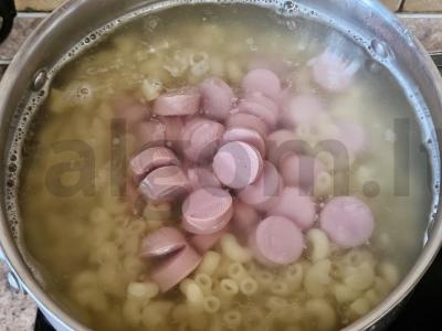 Sultinga makaronų patiekalas su dešrelėmis ir daržovėmis Žingsnis 2