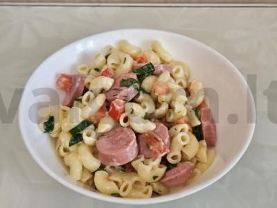 Sultinga makaronų patiekalas su dešrelėmis ir daržovėmis pagrindine nuotrauka