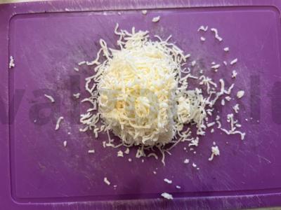 Skani salotos su sūriu, česnaku ir konservuotais ananasais Žingsnis 1