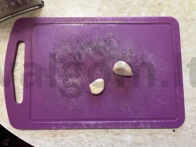 Skani salotos su sūriu, česnaku ir konservuotais ananasais Žingsnis 2