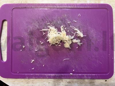 Skani salotos su sūriu, česnaku ir konservuotais ananasais Žingsnis 3