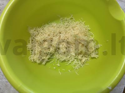 Skani salotos su sūriu, česnaku ir konservuotais ananasais Žingsnis 4