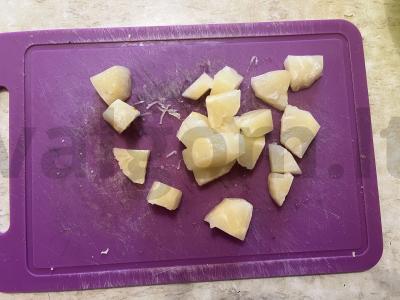 Skani salotos su sūriu, česnaku ir konservuotais ananasais Žingsnis 5