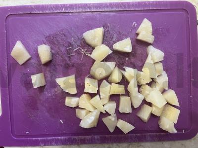 Skani salotos su sūriu, česnaku ir konservuotais ananasais Žingsnis 6