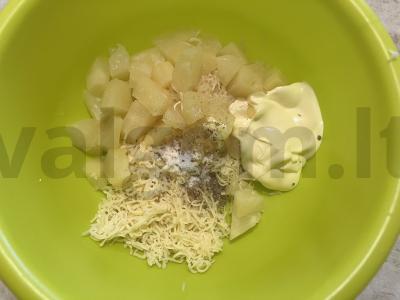 Skani salotos su sūriu, česnaku ir konservuotais ananasais Žingsnis 8