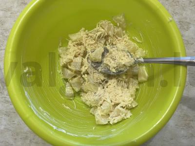 Skani salotos su sūriu, česnaku ir konservuotais ananasais Žingsnis 9