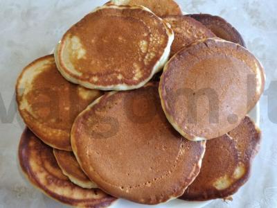 Švelnūs kokosų blynai su kefyru pagrindine nuotrauka