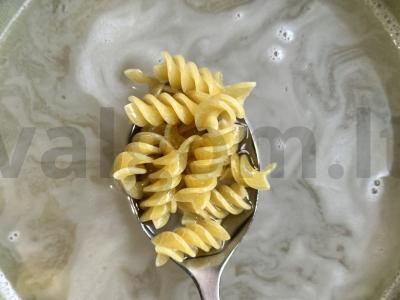 Makaronai su dešrelėmis, kiaušiniu ir pienu per 15 minučių Žingsnis 2