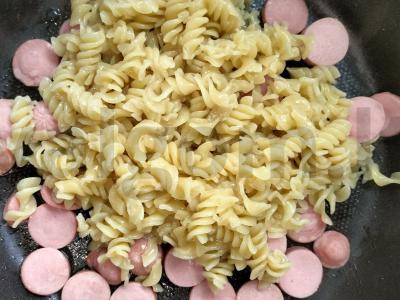 Makaronai su dešrelėmis, kiaušiniu ir pienu per 15 minučių Žingsnis 3