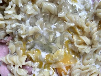 Makaronai su dešrelėmis, kiaušiniu ir pienu per 15 minučių Žingsnis 5