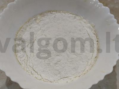 Nuostabūs nėriniuoti blynai iš rauginto pieno Žingsnis 3