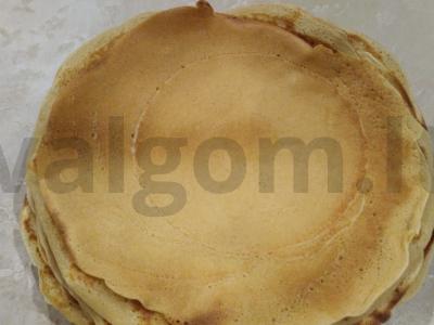 Nuostabūs nėriniuoti blynai iš rauginto pieno pagrindine nuotrauka