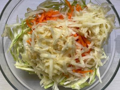 Vitaminų salotas su daržovėmis, žaliu obuoliu ir krapais Žingsnis 3