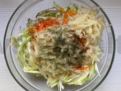 Vitaminų salotas su daržovėmis, žaliu obuoliu ir krapais Žingsnis 4