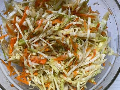 Vitaminų salotas su daržovėmis, žaliu obuoliu ir krapais Žingsnis 5