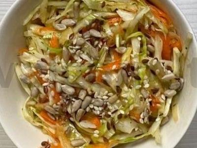 Vitaminų salotas su daržovėmis, žaliu obuoliu ir krapais pagrindine nuotrauka