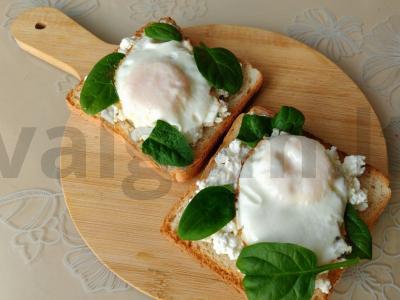 Sumuštinis su varške ir kiaušiniu pusryčiams pagrindine nuotrauka