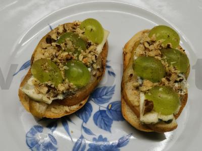 Sultingi sumuštiniai su vaisiais ir dorblu sūriu pagrindine nuotrauka