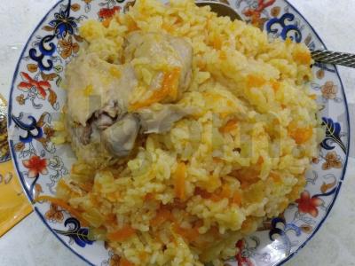 Plovas lėkštėje su prieskoniais pagrindine nuotrauka