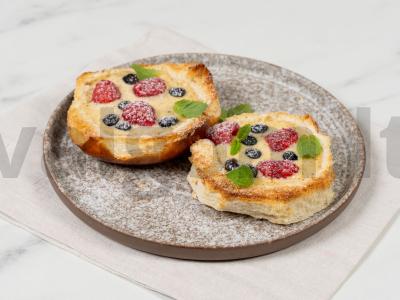 Tostai su jogurtu ir uogomis pagrindine nuotrauka