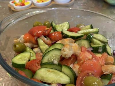 Salotos su daržovėmis ir krevetėmis pagrindine nuotrauka