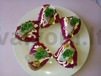 Sumuštiniai su silke ir burokėliais pagrindine nuotrauka