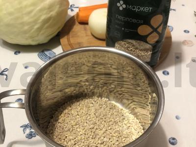 Troškinta kopūstai su perlinėmis kruopomis ir pomidorų pasta Žingsnis 1