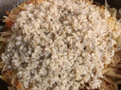 Troškinta kopūstai su perlinėmis kruopomis ir pomidorų pasta Žingsnis 10