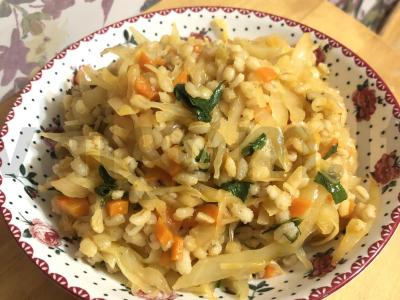 Troškinta kopūstai su perlinėmis kruopomis ir pomidorų pasta pagrindine nuotrauka