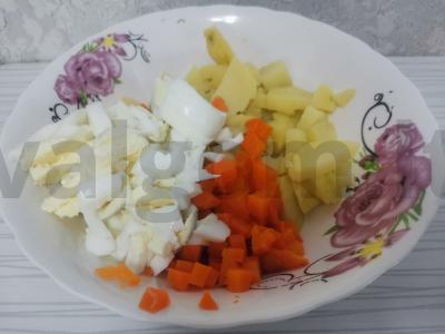 Salotas „Olivje su Krakovo dešra“ Žingsnis 1