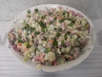 Salotas „Olivje su Krakovo dešra“ pagrindine nuotrauka