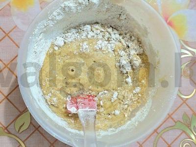 Bananų keksiukai su avižų miltais ir šokoladu Žingsnis 4