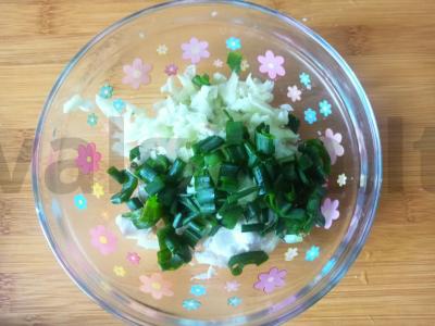 Omletas su žuvimi, agurku ir žaliuoju svogūnu Žingsnis 3