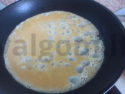 Omletas su žuvimi, agurku ir žaliuoju svogūnu Žingsnis 5