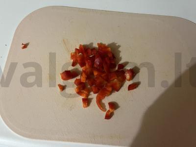 Daržovių salotas su grietinės padažu ant tostų Žingsnis 3