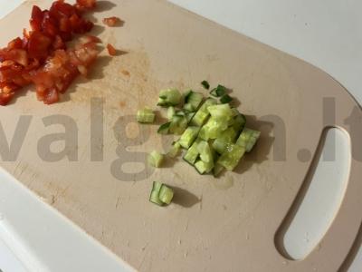 Daržovių salotas su grietinės padažu ant tostų Žingsnis 6