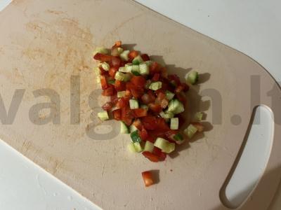 Daržovių salotas su grietinės padažu ant tostų Žingsnis 7