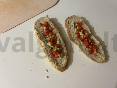 Daržovių salotas su grietinės padažu ant tostų Žingsnis 10