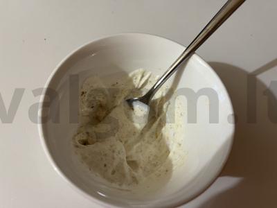 Daržovių salotas su grietinės padažu ant tostų Žingsnis 12