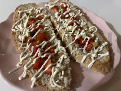 Daržovių salotas su grietinės padažu ant tostų pagrindine nuotrauka