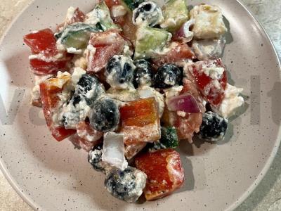 Graikiškas salotas be pomidorų pagrindine nuotrauka