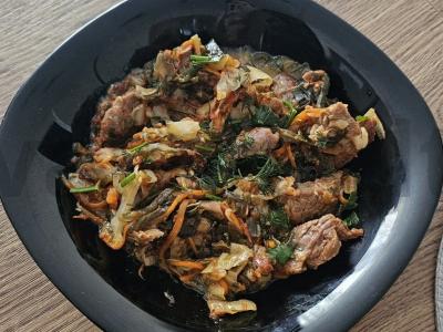 Bigusas lėkštėje su jautiena ir jūros kopūstais pagrindine nuotrauka