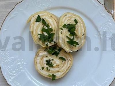 Rulėnas su lydytu sūriu pagrindine nuotrauka