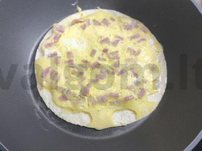 Tortilija su dešra ir pomidorais pusryčiams Žingsnis 4